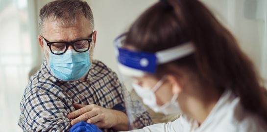 Τα dos & don'ts πριν και μετά το εμβόλιο