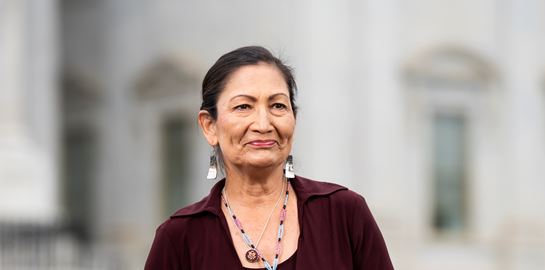Deb Haaland, η πρώτη ιθαγενής σε αμερικανική κυβέρνηση