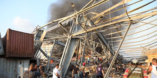 Διασώστες σκάβουν με γυμνά χέρια στα χαλάσματα κτιρίου στη Βηρυτό