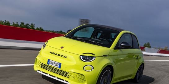 Το νέο ηλεκτρικό Abarth 500e είναι εξαιρετικό