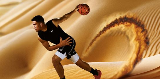 Από την άμμο στο παρκέ: Ο Γιαννούλης Λαρεντζάκης φωτογραφίζεται φέρνοντας πίσω την πρώτη έκδοση HeatGear® - Baselayer της Under Armour.