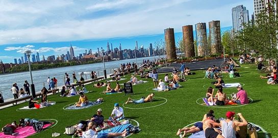 Επιστροφή σε παραλίες και πάρκα σε Ευρώπη και ΗΠΑ, οι φωτογραφίες