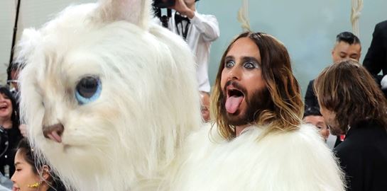 Σε άλλα νέα, ο Jared Leto μετατράπηκε σε γάτα του Karl Lagerfeld