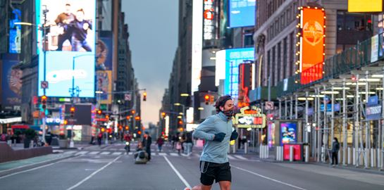Γιατί η πανδημία δεν παρουσιάζει ύφεση στις ΗΠΑ όπως στην Ευρώπη