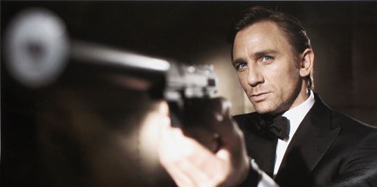 Η Amazon αφοπλίzει τον James Bond στις αφίσες