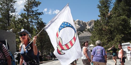 Τι ακριβώς είναι και τι υποστηρίζει η θεωρία συνωμοσίας QAnon