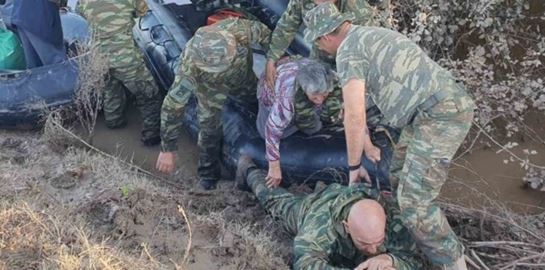 Πεζοναύτης έπεσε στη λάσπη για να περάσουν από πάνω του ηλικιωμένοι πλημμυροπαθείς