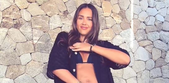 Jessica Alba, η Μύκονος σου πάει πολύ