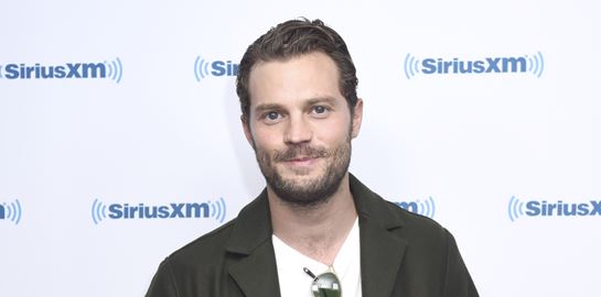 Ο Jamie Dornan και η τέχνη του in-between dressing