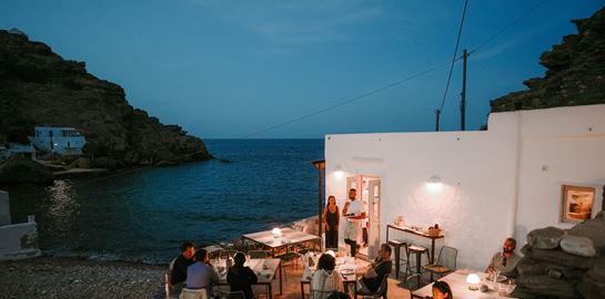 Ένα από τα ομορφότερα εστιατόρια του Αιγαίου σερβίρει για ένα βράδυ στην Αθήνα