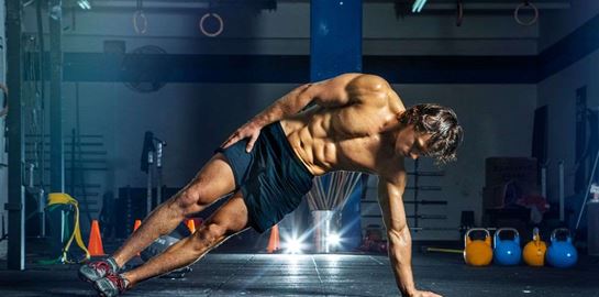 H καυτή ρουτίνα που χτίζει six-pack στο δεκάλεπτο