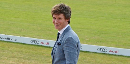 Ο Eddie Redmayne δείχνει πώς να φορούν κοστούμι τα αρσενικά ελαφρών βαρών