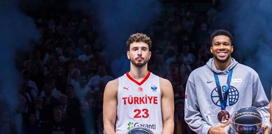 Γιάννης και Σενγκούν μας χάρισαν το beef του EuroBasket-το βίντεο που δεν ανταλλάζουν χειραψία