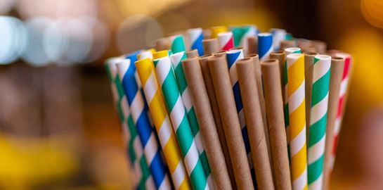 Τι είναι τα παντοτινά &#39;χημικά&#39; που περιέχουν τα χάρτινα καλαμάκια