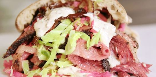 Αυτό το σάντουιτς με παϊδάκια και παστράμι είναι μια foodporn φαντασίωση