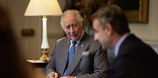 Μερικές θεωρίες συνωμοσίας για τη συνάντηση Καρόλου – Μητσοτάκη