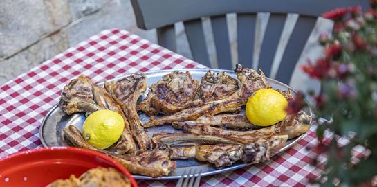 Σε αυτές τις ταβέρνες οι Αθηναίοι επιστρέφουν ξανά και ξανά