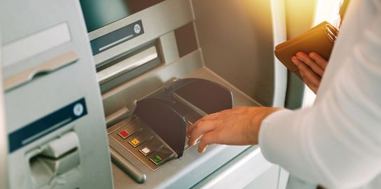 Όλες οι αλλαγές στις χρεώσεις των ATM-ποιες καταργούνται