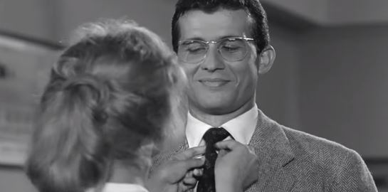 Η Παγκόσμια Ημέρα Γραβάτας δείχνει ωραιότερη μέσα από τον παλιό ελληνικό κινηματογράφο