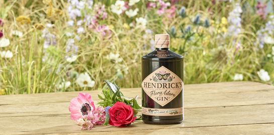 Hendrick's Flora Adora gin, μία ασυνήθιστα λουλουδένια έκρηξη απόλαυσης