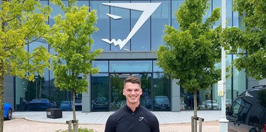 Πρώην ντελιβεράς της Pizza Hut έχτισε αθλητικό brand αξίας $1 δισ. μέσω TikTok και Instagram