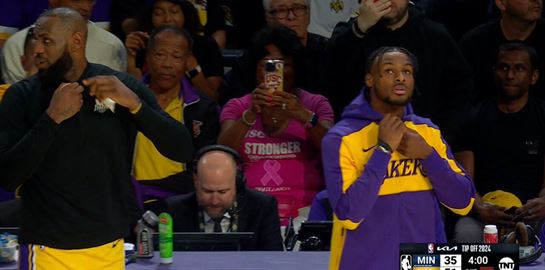 Ιστορική στιγμή: Lebron James και υιός παίζουν μαζί στους Λέικερς (video)