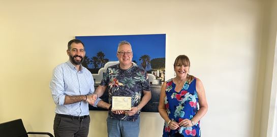 Στο μεταξύ η Ρόδος τίμησε ζευγάρι Βρετανών που έχει επισκεφτεί το νησί πάνω από 100 φορές