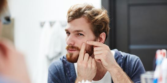 Αν βγάζεις σπυράκια μπορεί να φταίνε τα λάθη που κάνεις στην περιποίηση