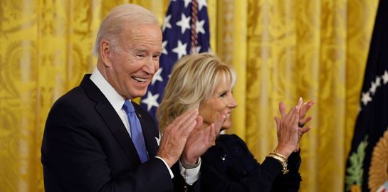 O Joe Biden έκανε 5 προτάσεις γάμου στη σύζυγό του