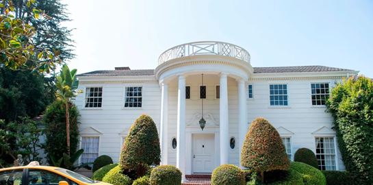 Σύντομα θα μπορείς να κοιμηθείς στην έπαυλη που έμενε ο &#39;Πρίγκιπας του Μπελ Αιρ&#39;