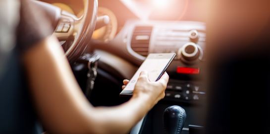 Δεν πρέπει να ακουμπάς το κινητό στο αυτοκίνητο και με το νόμο