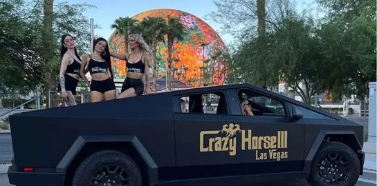 Το είδαμε και αυτό: Pole dancing στην καρότσα Tesla Cybertruck (video)