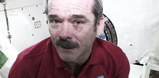 Τι συμβαίνει αν κλάψεις στο διάστημα