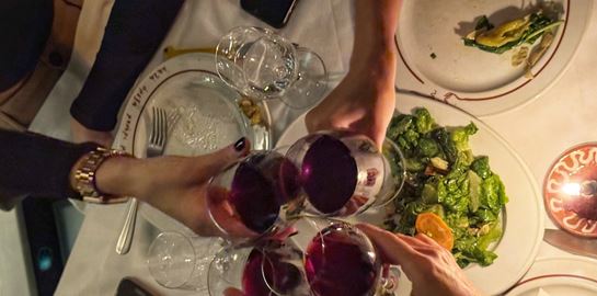 Γιατί έγινε ξανά της μόδας η ταβέρνα