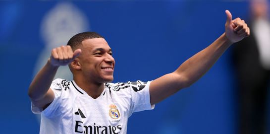 O Kylian Mbappé μπήκε στη Ρεάλ Μαδρίτης με το δεξί