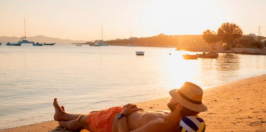 Η επιστήμη εξηγεί πώς να κάνεις ηλιοθεραπεία το καλοκαίρι χωρίς να καείς