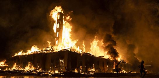 Στη Μινεάπολη ξεχειλίζει η οργή για τη δολοφονία του George Floyd