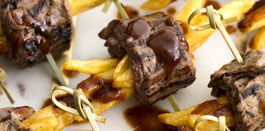 Τι γίνεται όταν τυλίγεις μπουκιές μπριζόλας με πατάτες τηγανητές