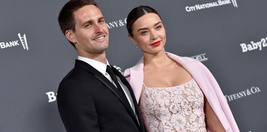 H Miranda Kerr αποπλήρωσε τα χρέη φοιτητών σε πανεπιστήμιο της Καλιφόρνια