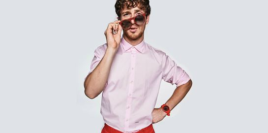 Τα χρωματιστά παντελόνια ζωντανεύουν κάθε καλοκαιρινή σου εμφάνιση