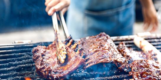 Ώρα για μπάρμπεκιου: Στα κάρβουνα ή σε ψησταριά με καπάκι;