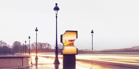 Ποιος δάγκωσε τις διαφημιστικές πινακίδες στο Παρίσι;