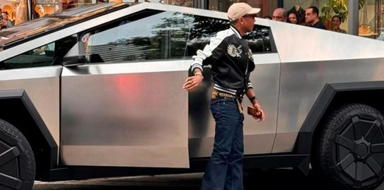 Από τον Pharell Williams στη Lady Gaga, το Tesla Cybertruck είναι το όχημα των αστέρων
