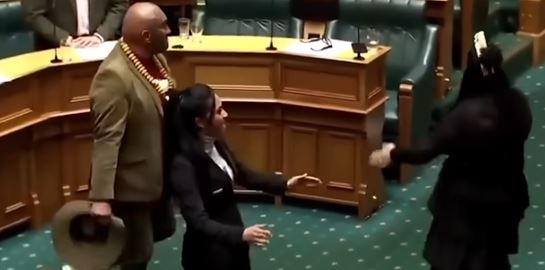 Μαορί βουλευτές χόρεψαν χάκα στη βουλή της Νέας Ζηλανδίας και έγιναν viral (video)