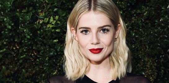 Κάμερα στη Lucy Boynton