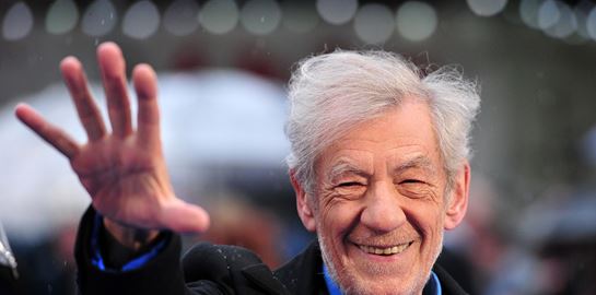 O Sir Ian McKellen έκανε το καθήκον του στην κοινωνία