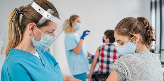 Ανοίγει η πλατφόρμα για τον εμβολιασμό των εφήβων