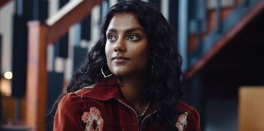 H Simone Ashley είναι το νέο κορίτσι του Bridgerton