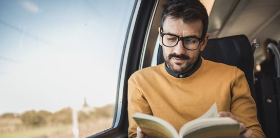 Γιατί το να προσποιείσαι ότι διαβάζεις βιβλία στο μετρό γίνεται η νέα τάση