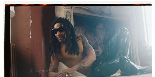 Στο video clip του Honey, ο Lenny Kravitz στάζει μέλι